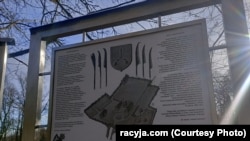 Шыльды на месцы дома ў Мастаўлянах, дзе нарадзіўся нацыянальны герой Беларусі Кастусь Каліноўскі