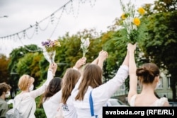«Ланцуг салідарнасьці» жанчын у белым на Камароўскім рынку ў Менску, 12 жніўня 2020 году. Архіўнае фота