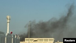 په دوحه کې له چاودنو وروسته تور لوګی اسمان ته اوچت شو