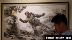 یک بوم نقاشی با عنوان «اهدای زندگیِ گرانبهای من» در نمایشگاهی از هنر کره شمالی در مسکو در ۸ اکتبر.<br><br>این نقاشی یکی از چند آثار به نمایش در آمده در این نمایشگاه است که سربازان کره شمالی را، که برای جنگ روسیه به اوکراین اعزام شده بودند، به تصویر می‌کشد.