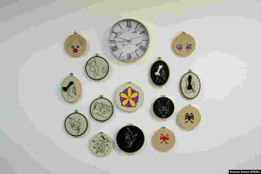 Među radovima izloženim u ovom centru je i cvijet anemone, žute boje s ljubičastom pozadinom, koji predstavlja preživjele seksualnog nasilja tokom nedavnog rata na Kosovu.