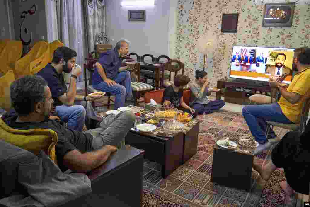 شبی، گروهی از دوستان برای شام در خانه‌ای در تهران گرد هم آمدند. میز پر بود و فضا گرم. مهمان‌ها با یکدیگر شوخی می‌کردند. اما حتی زمانی که غذا می‌کشیدند تا در اتاق نشیمن بنشینند به غذا خوردن، همه چشم به تلویزیون داشتند تا تازه‌ترین خبرها را دنبال کنند.