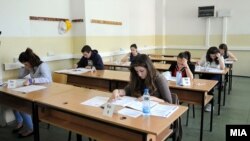 Илустрација - ученици полагаат државна матура во мај, 2014 година во скопската гимназија „Раде Јовчевски Корчагин“ 
