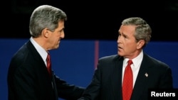 Înaintea dezbaterii electorale, George W. Bush îi strânge mâna candidatului democrat John Kerry
