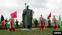 У липні 2021 року в Україні відзначають 330-річчя Петра Калнишевського. На фото – пам'ятник Калнишевському у Пустовійтівці Сумської області