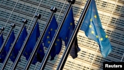 Եվրամիության դրոշները Բրյուսելում Եվրահանձնաժողովի կենտրոնակայանի դիմաց, արխիվ