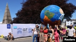 Учасники акції протесту на захист навколишнього середовища у Корнуоллі, Велика Британія, 12 червня 2021 року