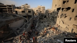 آوار بازمانده از تخریب یکی از ساختمان های مسکونی شهر غزه پس از بمباران در روز دوشنبه ۲۴ سنبله
