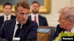 Fransa prezidenti Emmanuel Makron Ağ evdə Donald Trampla danışır.