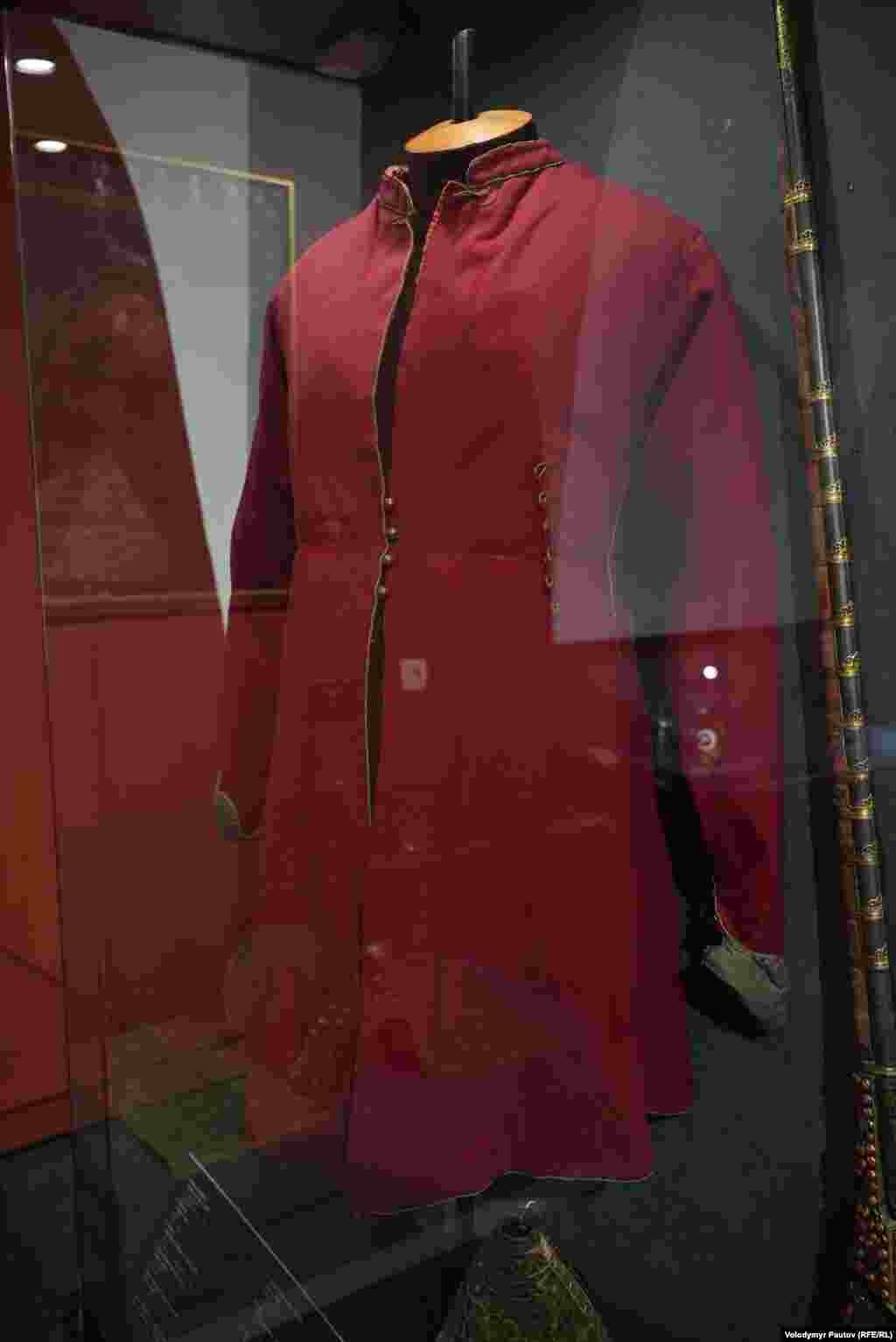 Жупан козацький і рушниця. Козаки вбирались досить яскраво