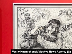 Поранений північнокорейський солдат висмикує чеку з гранати. На задньому плані український військовий піднімає руки вгору.