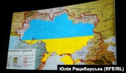 Кадр із документального фільму-дослідження про українську мову «Соловей співає. Доки голос має». Синьо-жовтими кольорами позначено нинішні кордони України на Діалектичній мапі української мови станом на 1871 рік