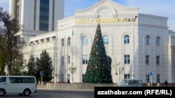 Aşgabatda bezelen arçalaryň biri. Arhiw suraty