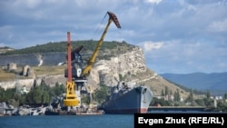 Розбирання на метал списаного корабля Чорноморського флоту РФ біля причалу Вторчермету в Інкермані, архівне фото
