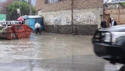 جاری شدن آب باران به جاده‌های کابل