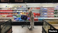 Hytaýyň Wuhan şäherindäki söwda merkezinde eli arabaly bir ýaşaýjy. 11-nji fewral, 2020 ý.