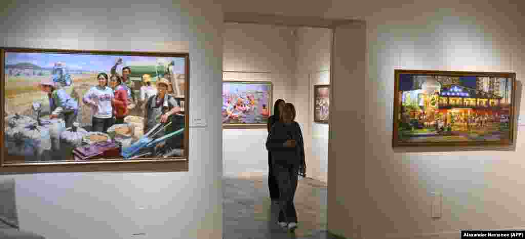 Посетители выставки в Москве.Реакция россиян на художественную экспозицию была неоднозначной: один из посетителей деликатно раскритиковал хвастливый характер картин. Другой молодой посетитель заявил журналисту, что, по его мнению, союз Москвы и Пхеньяна будет недолгим и продлится «только на время войны в Украине»