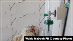 آرشیف، یک بیمار مبتلا به ویروس کرونا در شفاخانه افغان جاپان در کابل