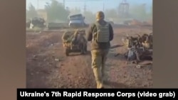 Український військовий управляє наземним дроном на східній околиці Покровська