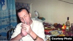 Азиз Батукаев Нарындагы түрмөдө "жайыл дасторкондун" четинде. (Качан тартылганы белгисиз бул сүрөттү депутаттык комиссия сунуштады.)