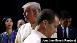 Ресей премьер-министрі Дмитрий Медведев (алдыңғы қатарда) пен АҚШ президенті Дональд Трамп. Манила, Филиппин, 12 қараша, 2017 жыл.