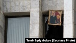 24-март, 2005-жыл. Митингчилер Ак үйгө кирип барышкандан кийин. (Фото архивден)