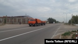 Грузовая машина, проезжающая по трассе Астана — Киевка, которая проходит через село Кабанбай-батыра. 8 сентября 2016 года.