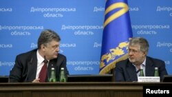 Fostul președinte ucrainean Petro Poroshenko și Igor Kolomoiski la prezentarea noului guvernator al regiunii Dnipropetrovsk. 26 martie 2015