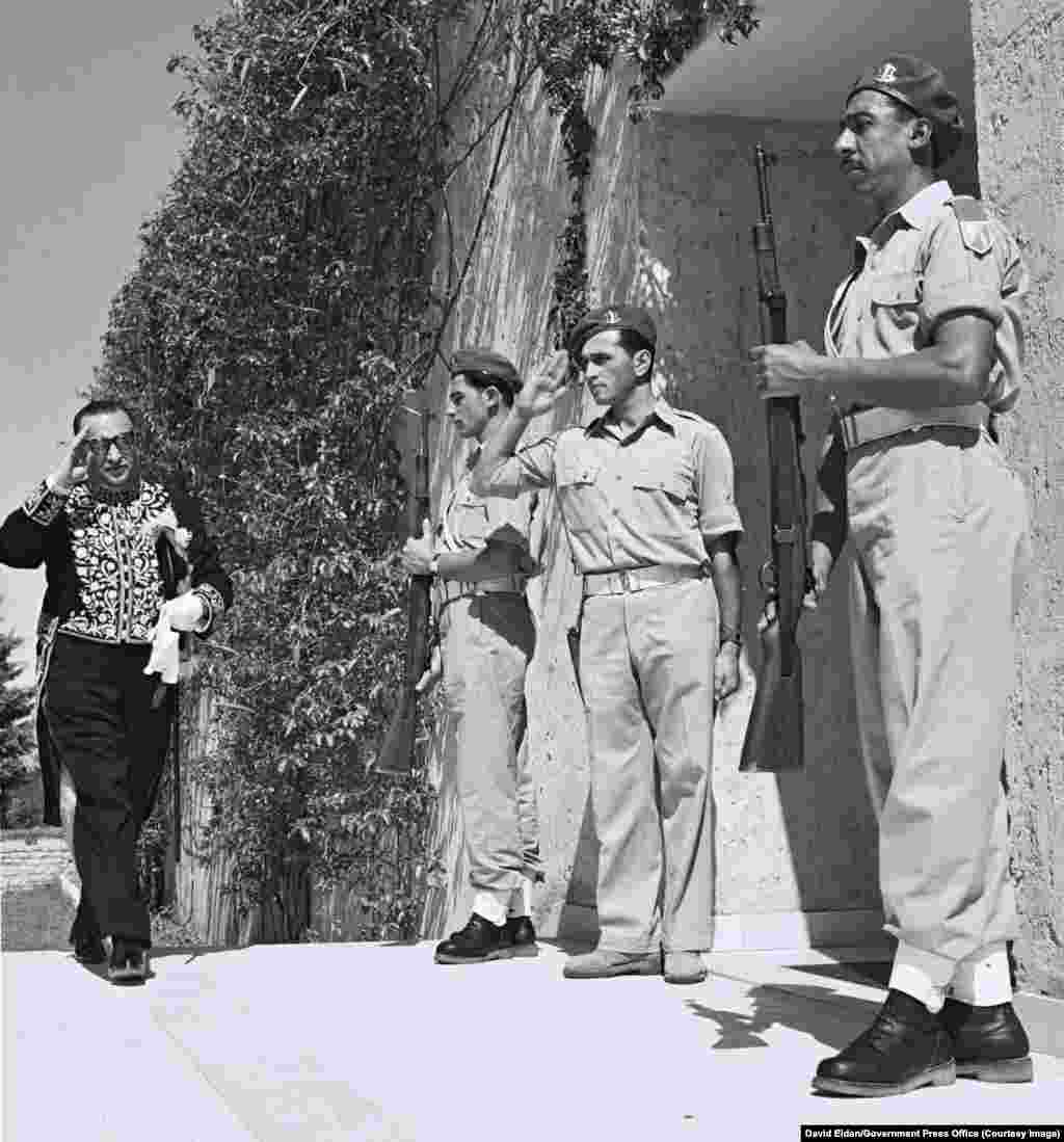 رضا صفی‌نیا، دیپلمات ایرانی، در سال ۱۹۵۰ هنگام ورود به اقامتگاه حییم وایزمن، اولین رئیس‌جمهور اسرائیل، که در نزدیکی تل‌آویو قرار داشت، به سربازان اسرائیلی سلام می‌دهد. ایران در آن سال با فاصله گرفتن از همسایگان عرب خود، به طور غیررسمی کشور جدید اسرائیل را به رسمیت شناخت.