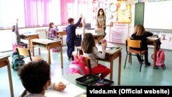 Ланската учебна година физичко присуство можеше само за децата до трето одделение и само со маски