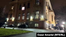 Bucuresti, 7 decembrie 2025, sediul PSD. Altădată plină de membri și simpatizanți, curtea e populată doar de jurnaliști.