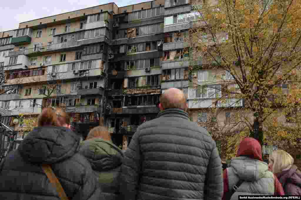 26 жовтня 2025 року, Деснянський район столиці. Люди дивляться на багатоповерхівку, в яку влучив російський ударний БпЛА. Мешканців будинку евакуювали на час проведення рятувальної операції: з верхніх поверхів було врятовано 13 осіб
