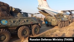 Հայաստան - Ռուսաստանցի խաղաղապահները ժամանում են Երևանի «Էրեբունի» օդանավակայան, որտեղից մեկնելու են Արցախ, 11-ը նոյեմբերի, 2020թ. 