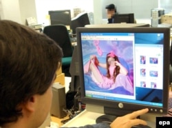 Marea probleme a platformelor de gaming care furnizează și servicii de chat este că persoanele cu care copii discută sunt anonime.