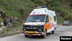 په پهلګام کې یو امبولانس تر حملې وروسته د پېښې ځای ته روان دی - د اپرېل ۲۲مې انځور.