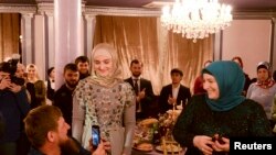 Рамзан Кадыров кызы Айшат жана жубайы Медни Кадырова менен. 2017-жыл, Грозный шаары.