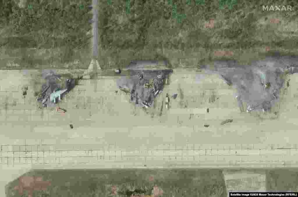 Зьнішчаныя вайсковыя самалёты на авіябазе «Аленья» Мурманскай вобласьці. Спадарожнікавы здымак 4 чэрвеня 2025 году