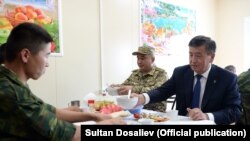 Президент Сооронбай Жээнбеков кыргыз армиясынын жоокери менен тамактанууда. 2018-жыл.