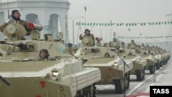 Türkmenistanda geçirilen bir harby parad. Arhiw suraty.