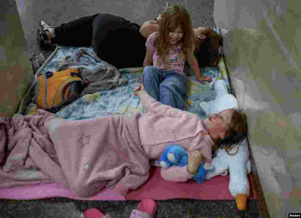 Діти в столичному метро під час повітряної атаки РФ.За кілька днів до атаки президент Росії Володимир Путін отримав листа від першої леді США Меланії Трамп, де йшлося про дітей: «У кожної дитини в серці одні й ті ж тихі мрії, незалежно від того, народилася вона в сільській місцевості або в чудовому мегаполісі. Вони мріють про кохання, можливості та безпеку»