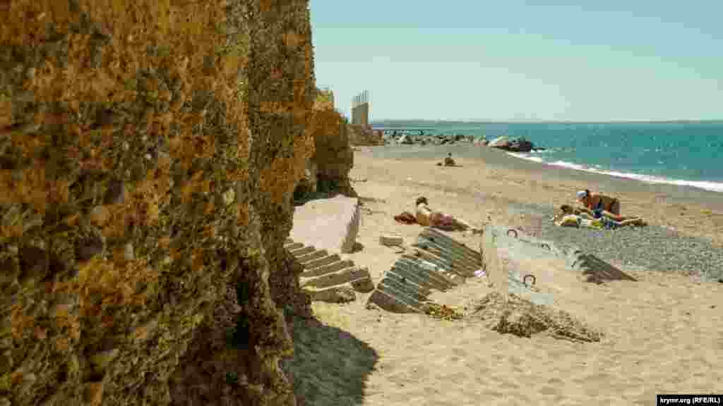 Море заносит песком&nbsp;рухнувшие пролеты старой лестницы