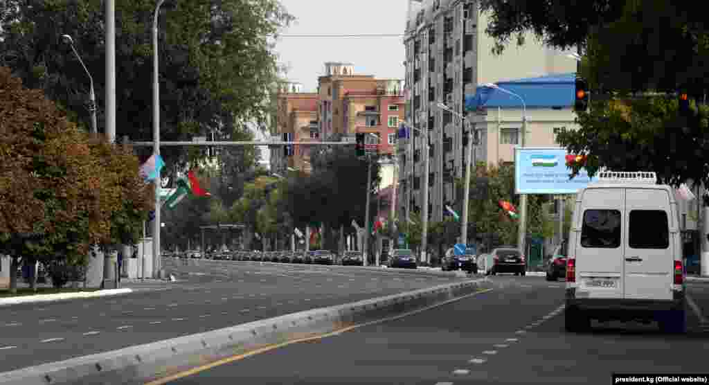 Ташкент. Кыргыз президентинин сапарынын жүрүшүндө кыргыз-өзбек мамлекеттик чек арасы тууралуу макулдашуу боюнча ратификациялык грамоталар менен алмашуу боюнча протоколго кол коюлду. Мамлекет башчылары кыргыз-өзбек достугун, жакшы коңшулукту жана ишенимди чыңдоо жөнүндө декларацияга кол коюшту. 