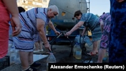 Місцеві жителі набирають воду з автоцистерни, Донецьк, 21 серпня 2025 року
