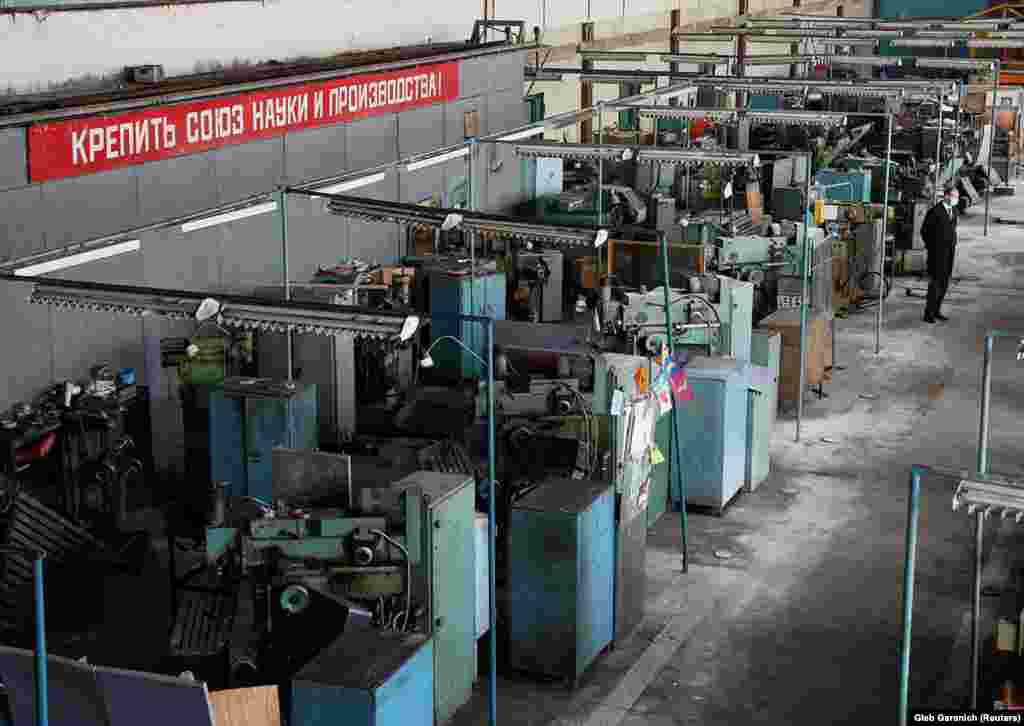 Официјален претставник во фабриката Буревисник&nbsp; од времето на Советскиот Сојуз. На паролата пишува: &bdquo;Зајакнување на сојузот меѓу науката и производството!&ldquo;