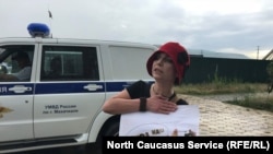 Журналист Анохина Светлана йу Махачкаларчу Ак-Гель паркехь килс йоттарна дуьхьал протестехь