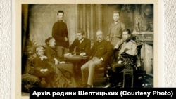 Сім’я Шептицьких: графиня Софія Шептицька (уроджена Фредро), Леон біля матері, Станіслав, поруч сидить Роман (майбутній митрополит Андрей Шептицький), поза батьковими плечима Казимир і Олександр, який сидить біля батька Яна-Кантія. Краків, 1887 року