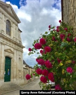 Будівля Культурного центру Анни Київської в Санлісі