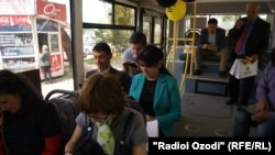 Молодые люди пользуются интернетом в автобусе. Душанбек,17 апреля 2015 года.