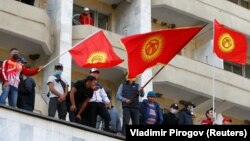 "Ысык-Көл" мейманканасындагы митингчилер, 15-октбярь, 2020. 