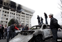 Бишкектеги Ак Үйдүн 2010-жылдын 8-апрелиндеги көрүнүшү.